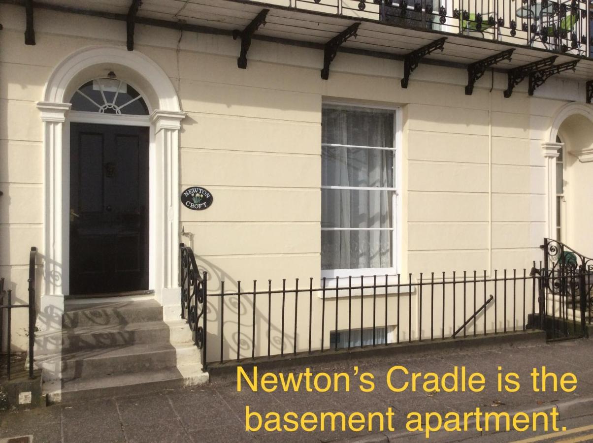 Newton'S Cradle Apartment Tenby Exterior foto